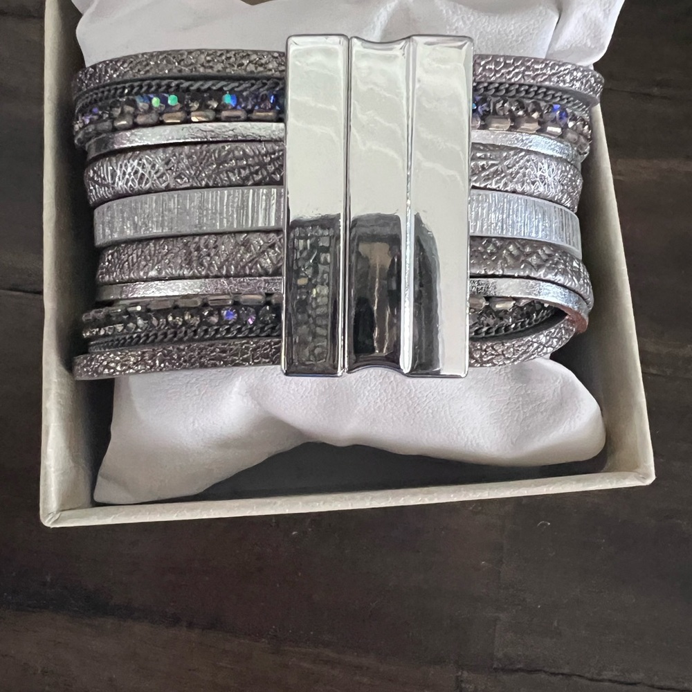 SAACHI Silver Textured Bracelet with Blue Highlights - Picture 2 of 3